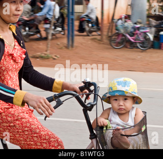 Sur la mère et l'enfant en vélo, panier de Siam Reap, Cambodge Banque D'Images