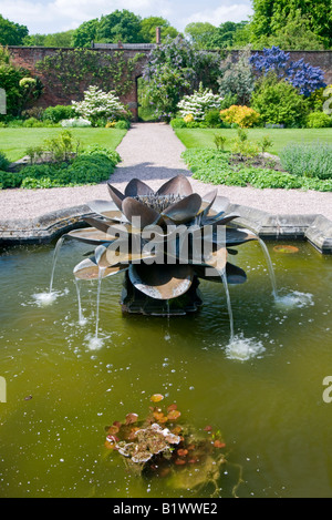 Fontaine dans le jardin clos, Arley Hall. Arley, Cheshire, England, UK Banque D'Images