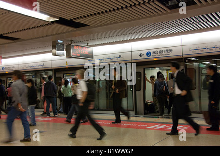 Le peuple chinois débarquant sur train MTR Métro de Hong Kong, Hong Kong, Chine, Asie Banque D'Images