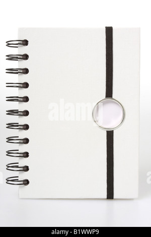 Ordinateur portable blanc noir avec anneaux isolé sur blanc noir string pour le tenir fermé Banque D'Images