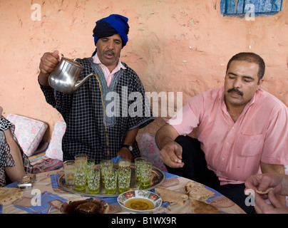 Berger Touareg marocain avec Turban bleu face à servir le thé.89286 Maroc Banque D'Images