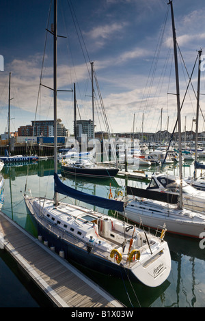 Luxury yachts amarrés à Ocean Village Marina Southampton Hampshire Angleterre Banque D'Images