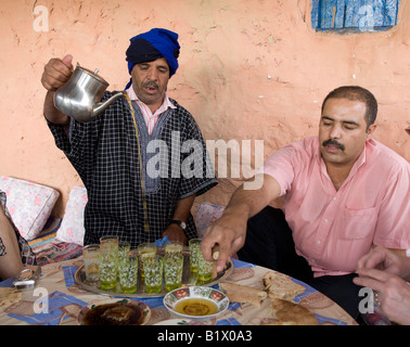 Berger Touareg marocain avec Turban bleu face à servir le thé.89287 Maroc Banque D'Images