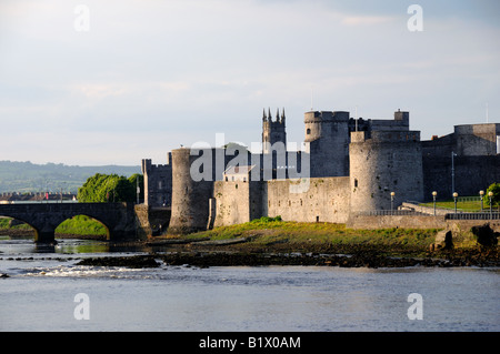 King John's Castle se distingue par la rivière Shannon, le coucher du soleil. Limerick, Irlande. Banque D'Images