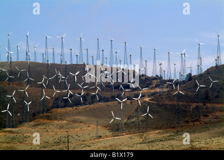 L'énergie éolienne l'énergie éolienne wind turbine volant à côté de route en Californie bleu ciel et espace ouvert Banque D'Images