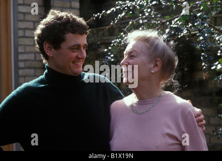 Homme avec femme plus âgée à heureux Banque D'Images