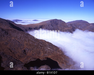 Vue aérienne de Y Garn et Ogwen Valley inversion au-dessus des nuages du Parc National de Snowdonia North Wales UK Banque D'Images