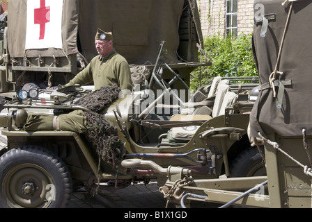 WW2 re-enactment avec 'American' soldats et véhicules quelque part dans le sud de l'Angleterre juste avant le D-Day. Banque D'Images