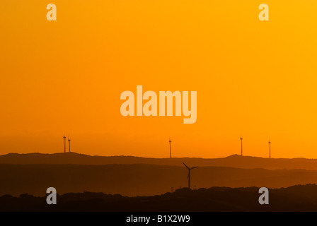 Le soleil se couche sur la ferme éolienne près de l'espérance, l'ouest de l'Australie Banque D'Images