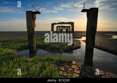 Cette vieille, ruines pier est à King's Lynn sur la côte de Norfolk en Angleterre. Il fait face à l'ouest à travers l'estuaire de lavage. Banque D'Images