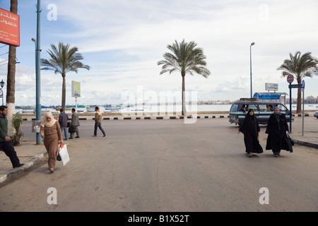 Alexandrie, Égypte, Afrique du Nord. Scène de rue du Port Mer Méditerranée en distance Banque D'Images