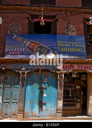 Dans la vieille rue avec Everest Népal Bhaktapur publicité de bière Banque D'Images