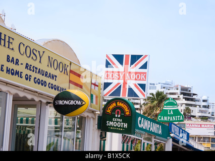 Carihuela Torremolinos Province de Malaga Costa del Sol Espagne signe à l'extérieur de l'espagnol et l'anglais bars Banque D'Images