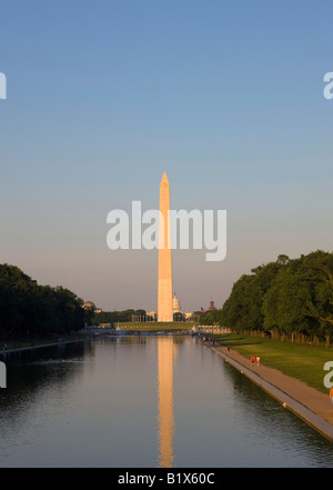 Washington Monument et miroir d'eau au crépuscule coucher de National Mall et Memorial Parks Washington DC, United States of America Banque D'Images