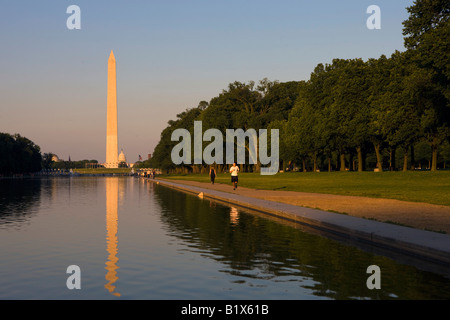 Washington Monument et miroir d'eau au crépuscule coucher de National Mall et Memorial Parks Washington DC, United States of America Banque D'Images