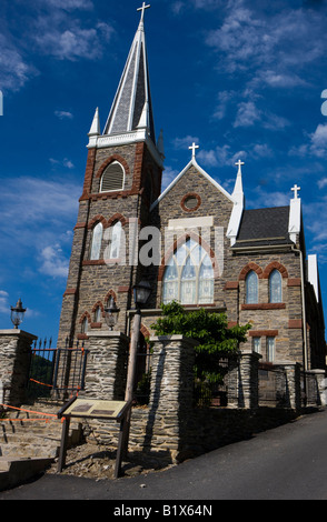 Église Saint Pierre avec un fond de ciel bleu, Parc historique national Harpers Ferry, Harpers Ferry, West Virginia. Banque D'Images