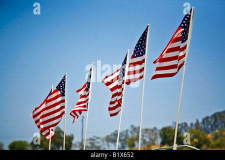 Drapeaux américains contre un ciel bleu Banque D'Images