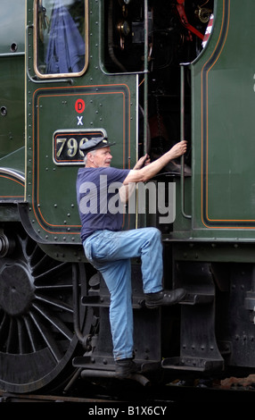 Locomotive vapeur le Foremarke Hall moteur à Toddington dans les Cotswolds Gloucestershire d'équipage Banque D'Images