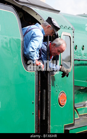 Pilote et moteur à bord de la locomotive à vapeur pompier le Lord Nelson le moteur à Toddington dans les Cotswolds Gloucestershire UK Banque D'Images