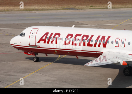 Fokker 100 Air Berlin low cost budget passager jet avion de ligne commerciale taxying avion à l'aéroport Tegel de Berlin Allemagne Banque D'Images