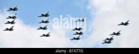 Formation de seize 16 Panavia Tornado Gr4 de la RAF d'avion à réaction de combat Banque D'Images