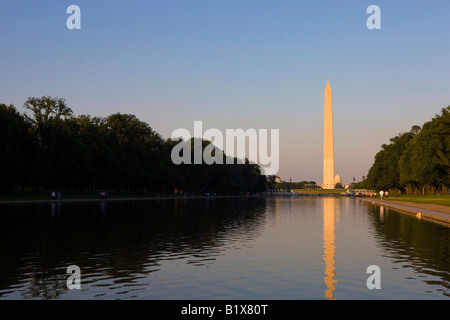 Washington Monument et miroir d'eau au crépuscule coucher de National Mall et Memorial Parks Washington DC, United States of America Banque D'Images