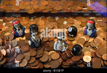 Figurines pirate punk comme prix dans un penny tombe lors d'une salle de jeux électroniques. Banque D'Images