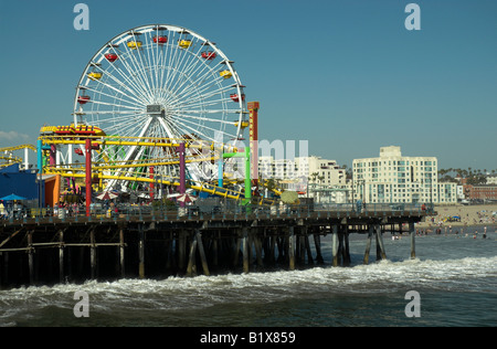 La grande roue de la jetée de Santa Monica (vue horizontale), regarder en arrière vers la plage. Banque D'Images