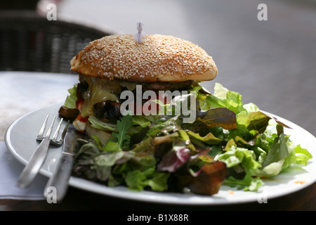 Hamburger servi sur une assiette avec la salade. A l'air délicieux. A été ! Banque D'Images