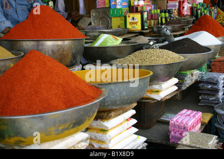 Épices sur l'affichage à une échoppe de marché à Udaipur, Inde Banque D'Images