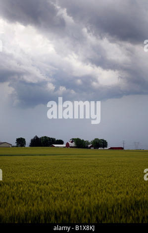 Un orage passe au-dessus d'une ferme dans le midwest des États-Unis Banque D'Images