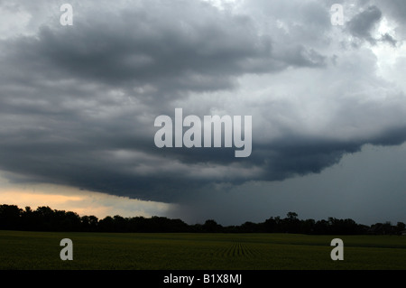 Un orage passe au-dessus d'une ferme dans le midwest des États-Unis. Banque D'Images