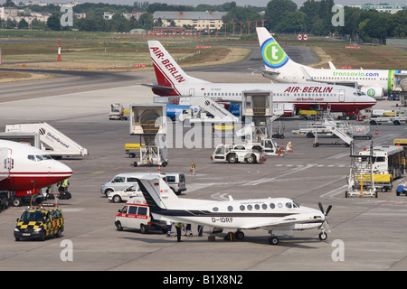 L'aéroport Tegel de Berlin Allemagne occupé scène rampe avec Air Berlin Boeing 737 avion de ligne avion et 200 avions privés hêtre Banque D'Images