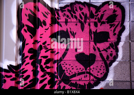 Cheetah cub rose de graffiti sur le mur de Leake Street, Waterloo, London, Royaume-Uni Banque D'Images