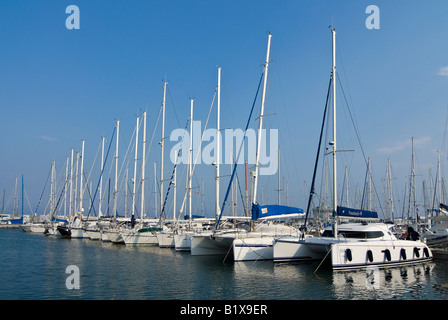 Grand angle horizontal à travers une marina animée avec beaucoup de yachts coûteux, catamarans et bateaux amarrés sur la jetée Banque D'Images