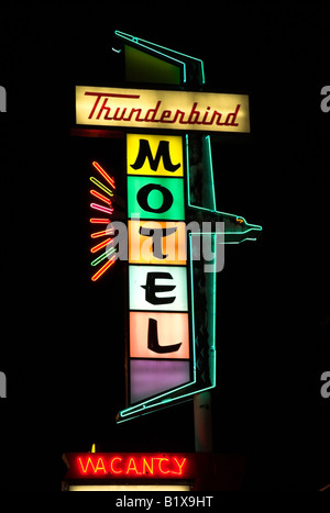 L'enseigne au néon en face de l'Hôtel 'Thunderbird', Virginia Avenue, Reno, Nevada. Banque D'Images