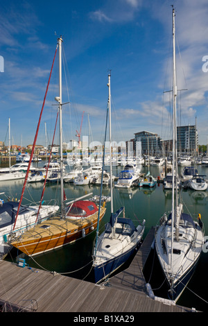 Yachts amarrés à Ocean Village Marina Southampton Hampshire Angleterre Banque D'Images