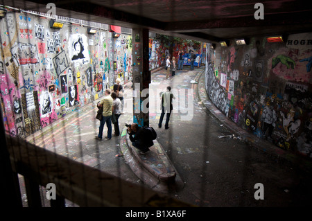 Les personnes à la recherche de graffitis sur les murs sur Leake Street, Waterloo, London, Royaume-Uni Banque D'Images