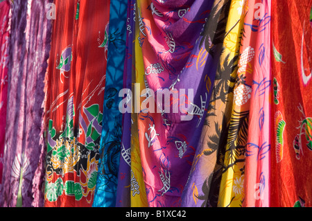 Sarongs colorés et des vêtements en vente sur le marché touristique local de tofo (Mozambique) Banque D'Images