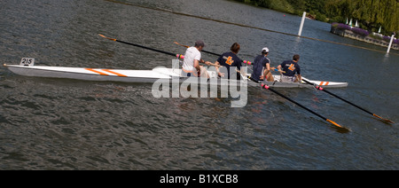 Rameurs compétitifs prenant part à une course sur la Tamise au Henley Royal Regatta Banque D'Images