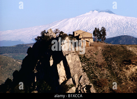 Maison de ferme et campagne entre Leonforte et Nicosie avec l'Etna en arrière-plan centre de la Sicile Banque D'Images
