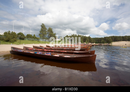 Siège bois multi-ligne-bateaux sur shore Banque D'Images