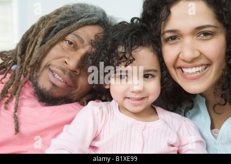 Portrait of a young couple smiling avec leur fille Banque D'Images