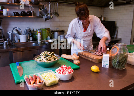 Deli intérieur de Melrose et Morgan jeune personne préparant le foofd dans la cuisine de charcuterie Primrose Hill Londres NW1 Royaume-Uni des années 2007 2000 HOMER SYKES Banque D'Images