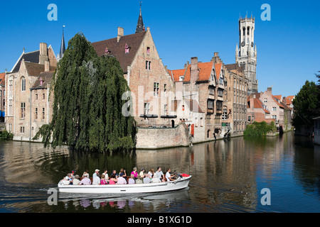 Voyage en bateau sur un canal dans la vieille ville, Bruges, Belgique Banque D'Images