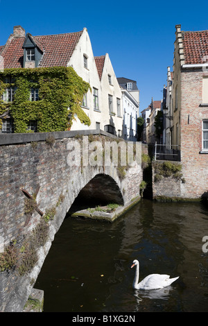 Pont sur un canal dans la vieille ville, Bruges, Belgique Banque D'Images