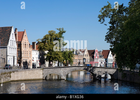 Pont sur un canal dans la vieille ville, Bruges, Belgique Banque D'Images