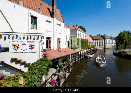 Voyage en bateau sur un canal dans le centre de la vieille ville, Bruges, Belgique Banque D'Images