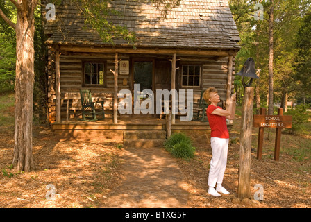 Caucasian Woman Sonneries Sonnerie ancienne école à Andrew Jackson Lancaster Musée du Parc d'État de Caroline du Sud USA Banque D'Images