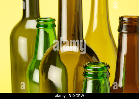 Une section de bouteilles en verre vides de couleur Banque D'Images